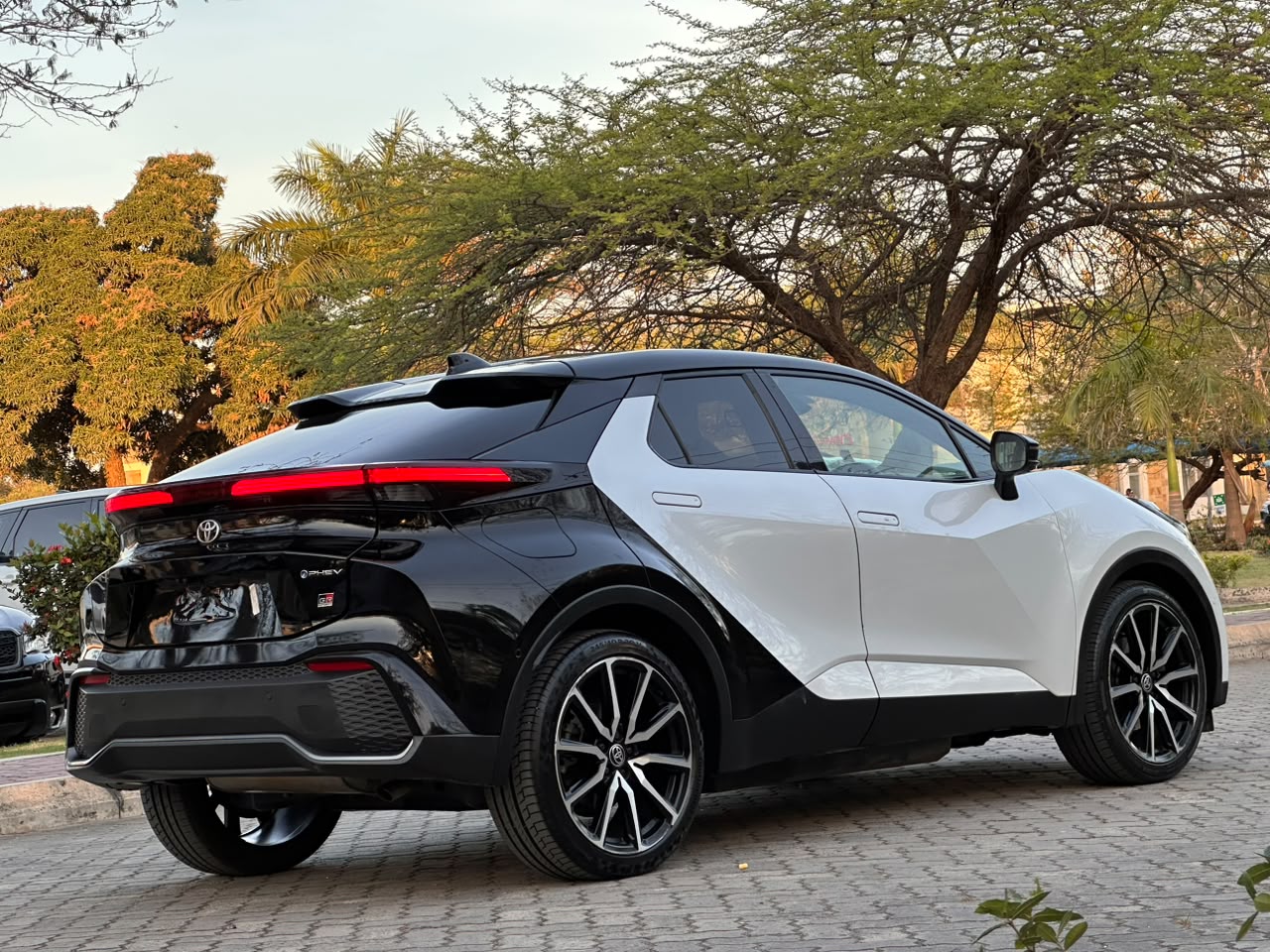 TOYOTA C-HR GR SPORT thumbnail 7